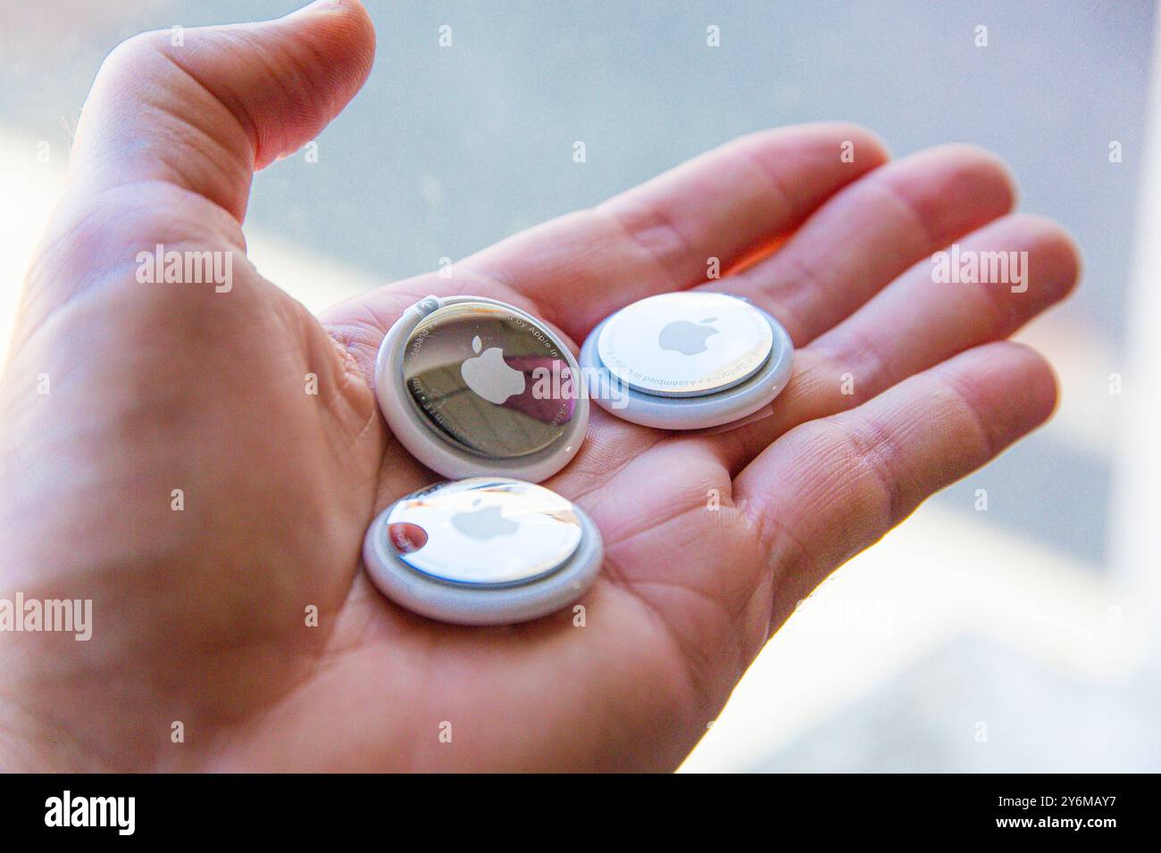 Airtag, il tracker Apple, per trovare oggetti persi grazie alla localizzazione, ma anche per spiare le persone Foto Stock
