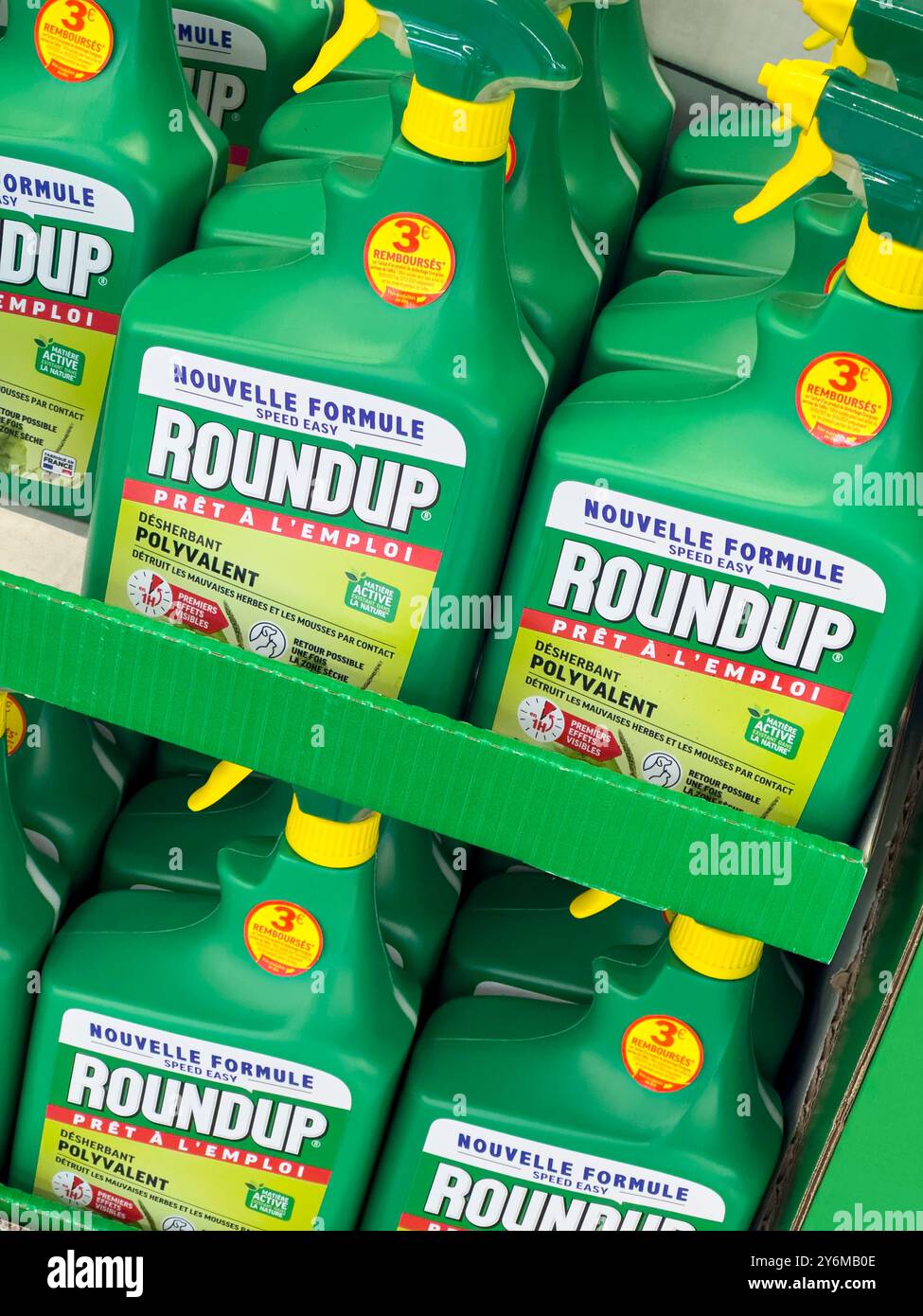 Tanica di Roundup, con la nuova formula su uno scaffale del supermercato Foto Stock