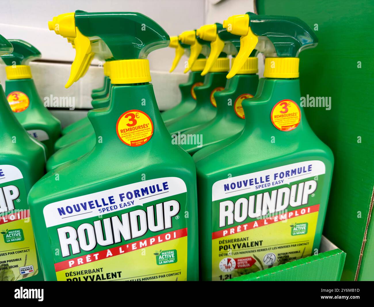 Tanica di Roundup, con la nuova formula su uno scaffale del supermercato Foto Stock