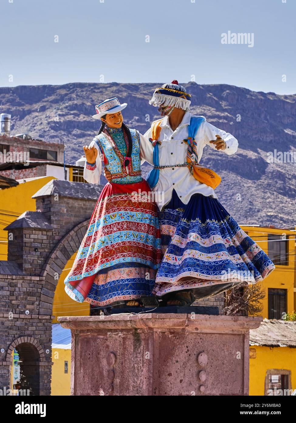 Statua di ballerini tradizionali peruviani in costumi colorati, Colca, Perù Foto Stock