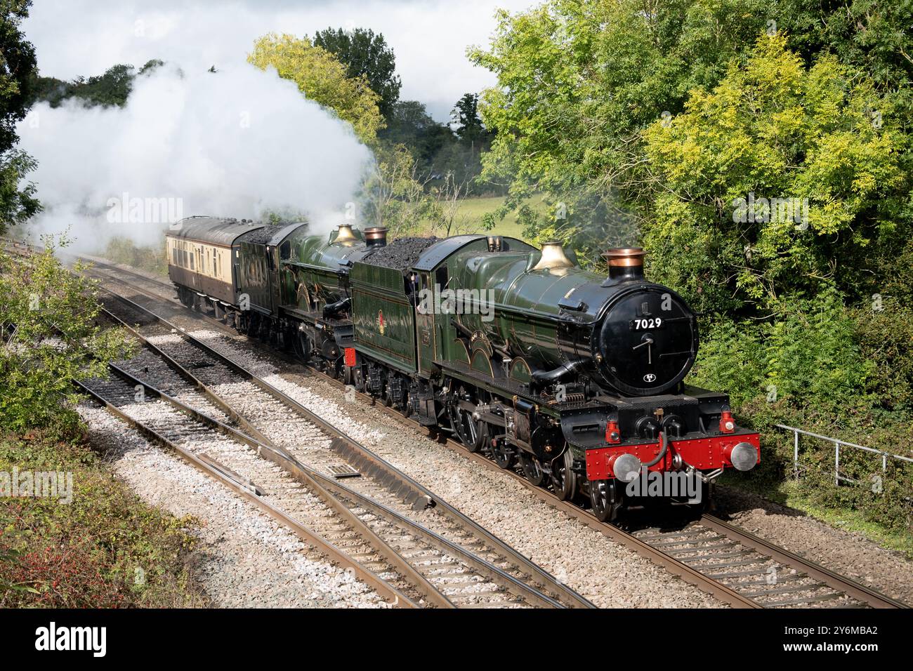 Locomotive a vapore classe GWR Castle 7029 "Clun Castle" e 5043 "Earl of Mount Edgcumbe" discendenti di Hatton Bank, Warwickshire, Regno Unito Foto Stock