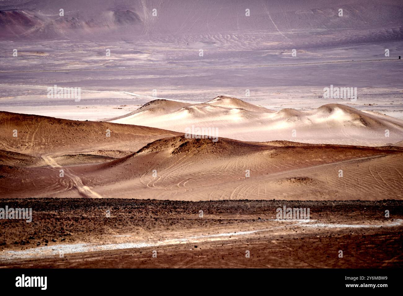 Dune di sabbia modellate dal vento in un paesaggio desertico remoto, Perù Foto Stock