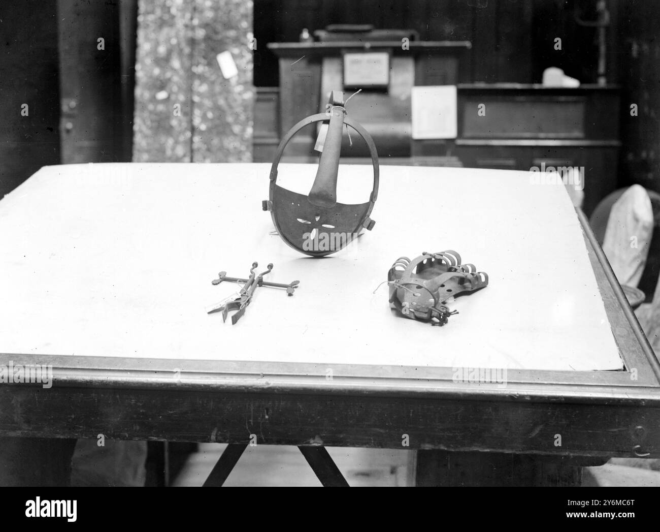 Antichi strumenti di tortura venduti alle sale d'asta di Stevens. Un Distender di narici, Scold's Bridle e un Gauntlet. Foto Stock
