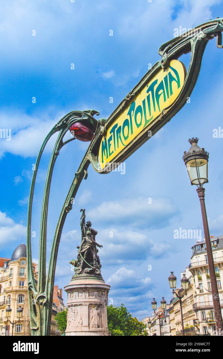 Francia, Ile-de-France, Parigi, metropolitana. Ingresso e uscita della metropolitana in stile art nouveau, Place Clichy, sullo sfondo, il monumento del maresciallo Moncey Foto Stock