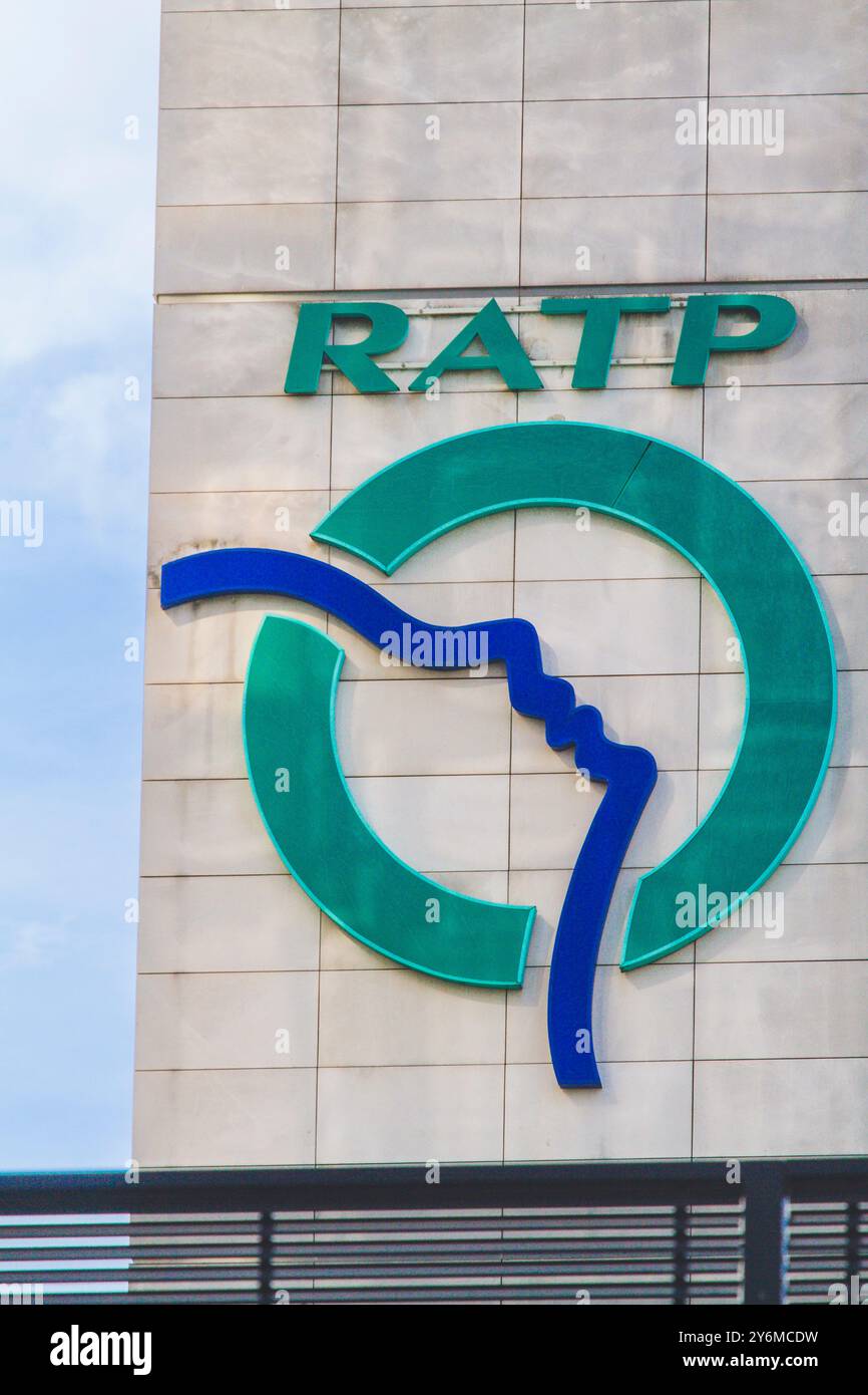Francia, ile-de-France, Parigi, metropolitana, logo RATP, sulla casa della RATP, rue Rappee Foto Stock