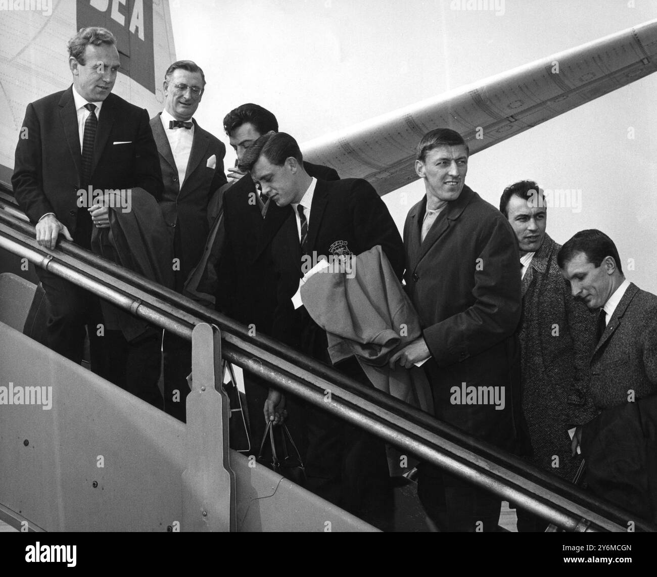 Billy Wright, nuovo manager dell'Arsenal (estrema sinistra) e Bob Wall (segretario del club (secondo da sinistra) con alcuni dei giocatori a bordo del loro aereo all'aeroporto di Londra per Berlino. L'Arsenal giocherà cinque tour in Germania e Scandinavia. 3 maggio 1962 Foto Stock