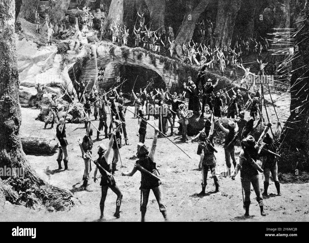 Il nascondiglio dei fuorilegge nella foresta di Sherwood: Robin Hood (Douglas Fairbanks) in piedi per mano di due dei suoi "uomini allegri" (al centro destro). Una pittoresca scena boschiva Foto Stock