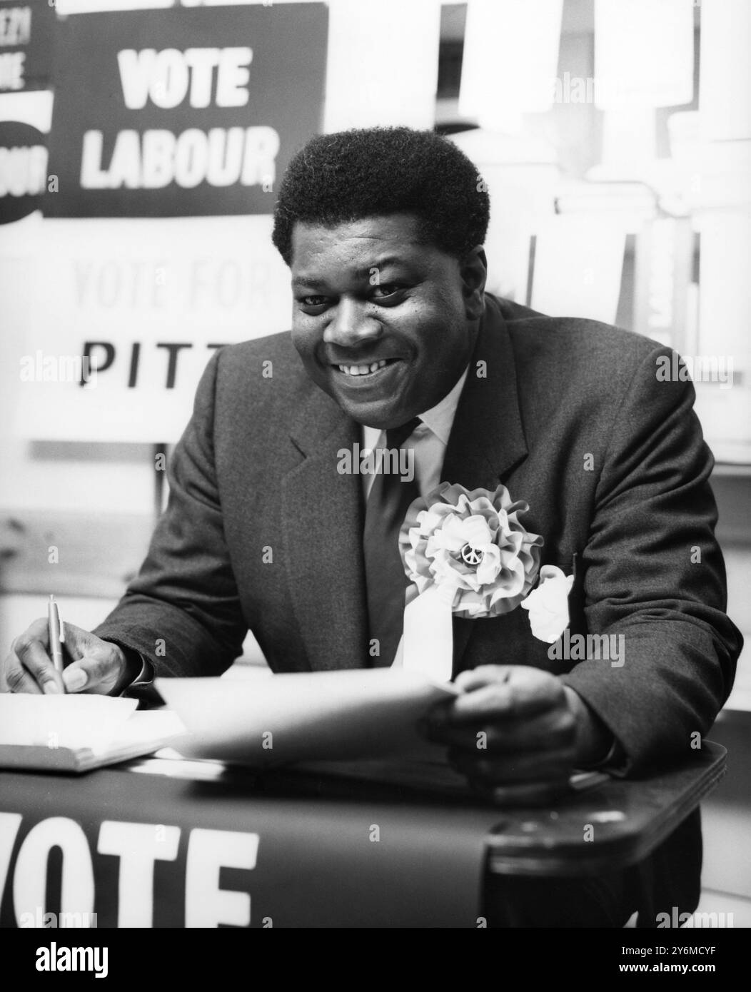 Il dottor David Pitt di grenada, nelle Indie occidentali, candidato del Partito Laburista per Hampstead, Londra. Il dottor Pitt è il primo candidato nero a candidarsi per il Parlamento nel paese di Htis. 2 ottobre 1959 Foto Stock