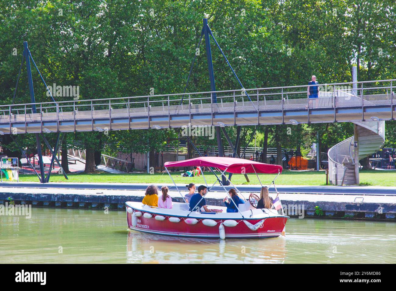 Francia, Parigi, Parc de la Villette, piccola barca rossa a noleggio sul canale Foto Stock