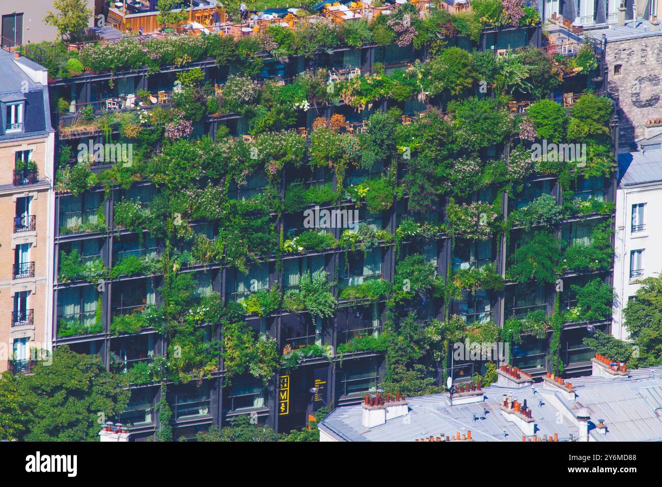 Francia, Parigi, facciata e balconi verdi di Villa M, hotel, ristorante, bar e tetto. Foto Stock