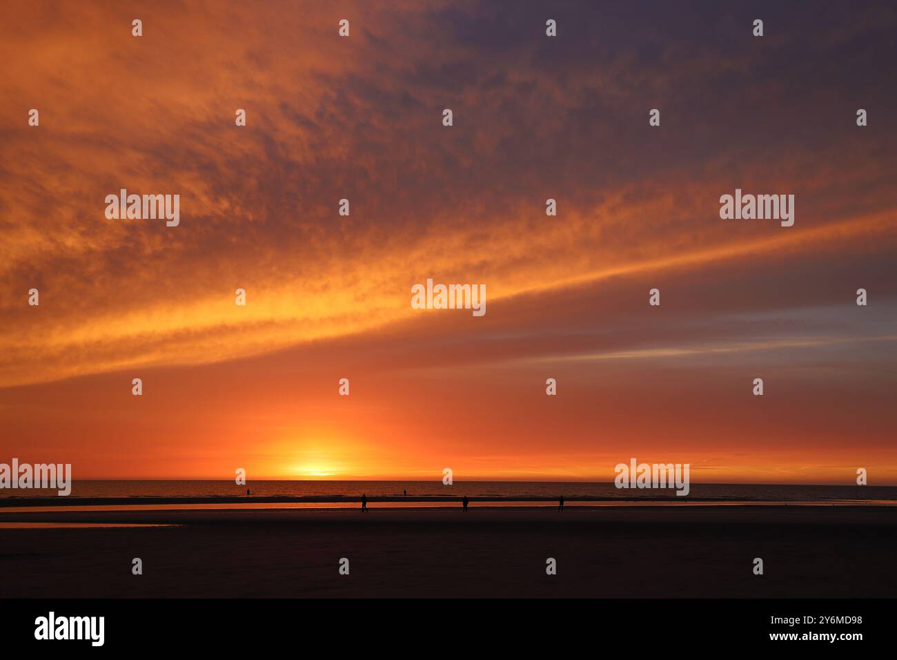Splendido tramonto sulla spiaggia di Sankt Peter Ording con un cielo nuvoloso colorato di arancio Foto Stock