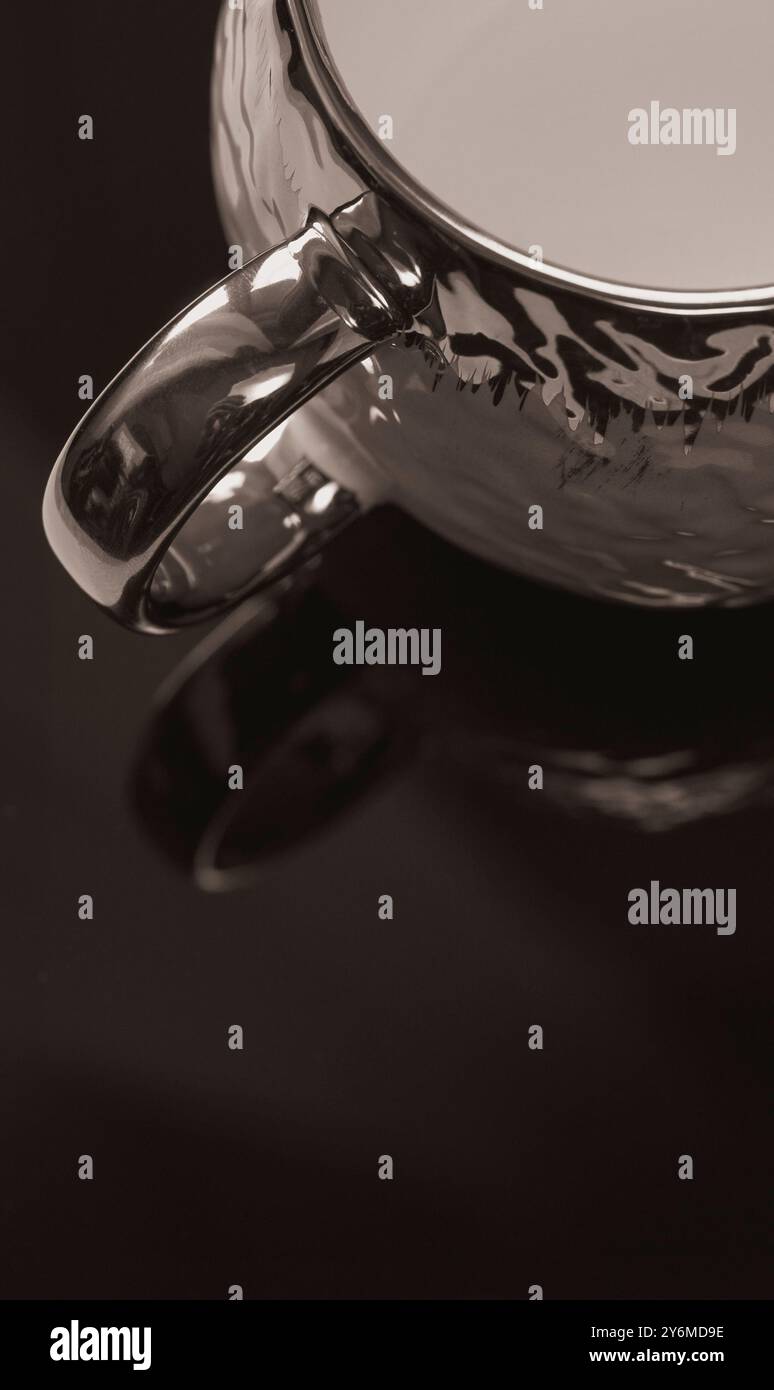 foto in bianco e nero della tazza da tè con manico e elementi dorati Foto Stock