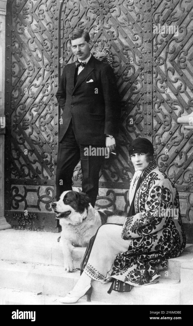 Un futuro re e regina. Il principe ereditario e la principessa di Romania fotografarono davanti all'elaborata porta del loro castello di campagna. 1923 la regina madre Elena di Romania la principessa Elena (Elena) di Grecia e Danimarca nacque il 2 maggio 1896 ad Atene, terzo figlio del re Costantino i, re degli Elleni e della sua regina, Sofia Dorotea Ulrica di Prussia. Il 10 marzo 1921 sposò Carol, allora principe ereditario di Romania, ad Atene come da consuetudine nella famiglia reale greca. Il matrimonio terminò con il divorzio nel 1928. Ebbero un solo figlio, Michele, re di Romania, che abdicò e fu esiliato Foto Stock