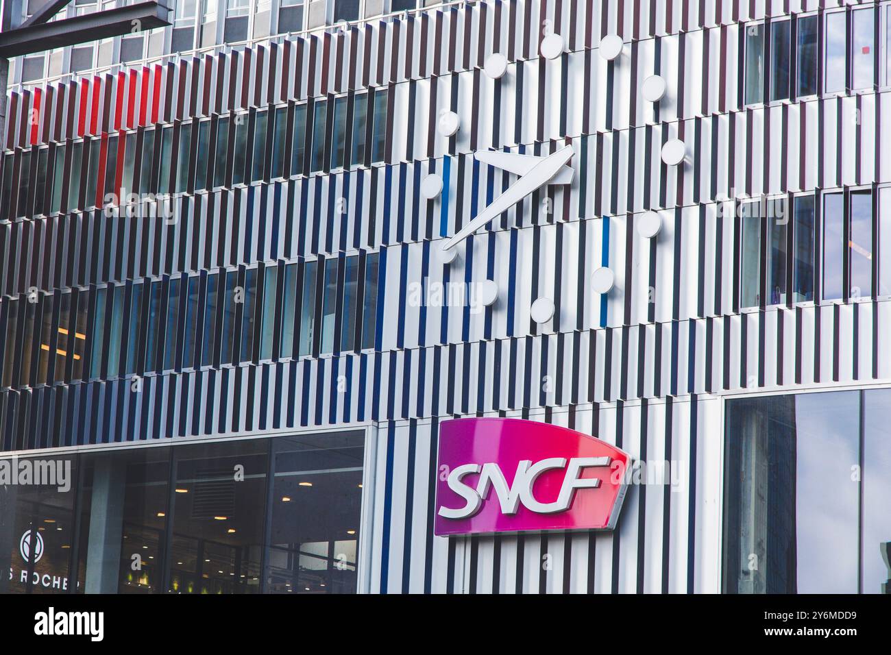 Francia, Parigi, stazione ferroviaria di Montparnasse, Orologio e logo SNCF sulla facciata Foto Stock