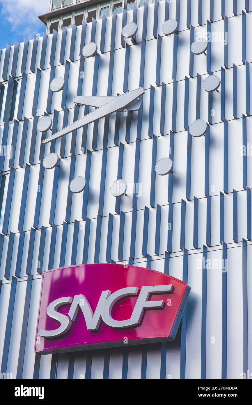 Francia, Parigi, stazione ferroviaria di Montparnasse, Orologio e logo SNCF sulla facciata Foto Stock