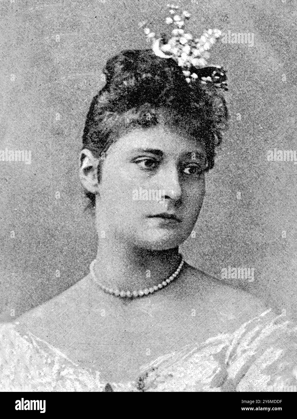 Principessa Alix d'Assia 19 marzo 1892 Alexandra Fyodorovna d'Assia Principessa Alix d'Assia e del Reno (tedesco: Viktoria Alix Helena Luise Beatrice Prinzessin von Hessen und bei Rhein) o Sant'Alessandra, 6 giugno 1872 – 17 luglio 1918, con il titolo di imperatrice Alexandra Fyodorovna (russo: ????????????? ?????????? ????????? ), era imperatrice consorte di Russia. Era la moglie di Nicola II di Russia, l'ultimo zar. Era una nipote della regina Vittoria. Anche se nata Alix - una versione tedesca del nome di sua madre, Alice - assunse il nome di Alexandra Fyodorovna dopo la benedizione nella sala operatoria russa Foto Stock