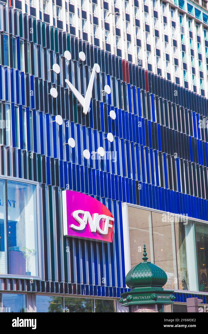 Francia, Parigi, stazione ferroviaria di Montparnasse, Orologio e logo SNCF sulla facciata Foto Stock