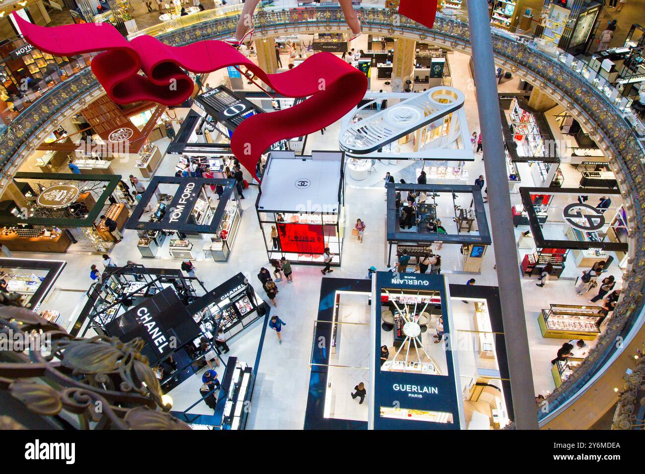 Francia, Parigi, le Galeries Lafayette, Boulevard Haussmann,. Negozi di profumi al piano terra. Foto Stock