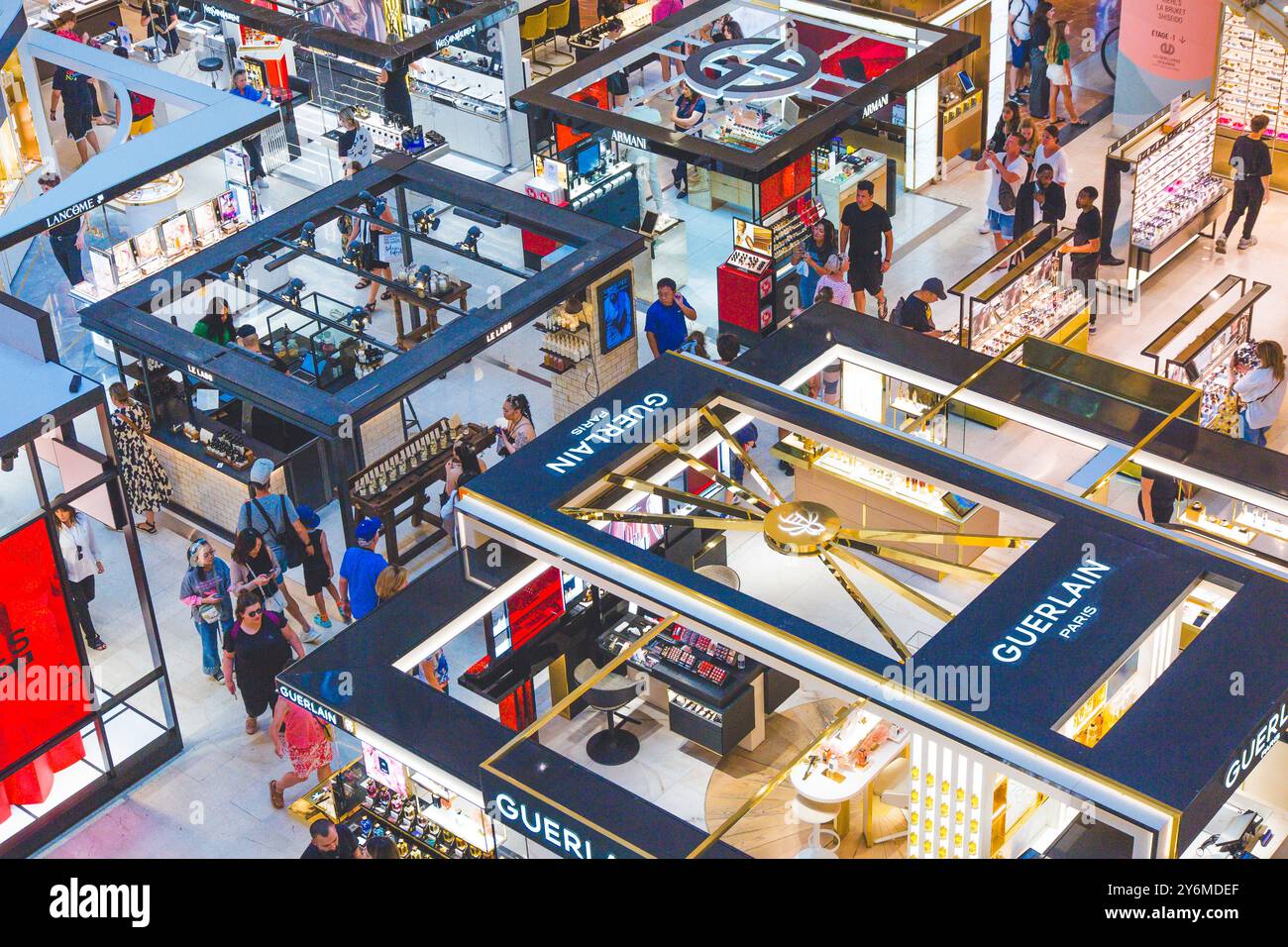 Francia, Parigi, le Galeries Lafayette, Boulevard Haussmann,. Negozi di profumi al piano terra. Foto Stock