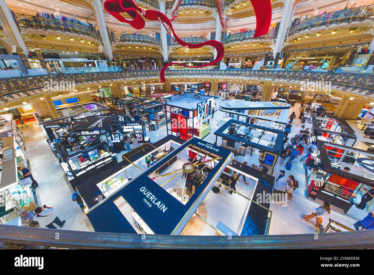 Francia, Parigi, le Galeries Lafayette, Boulevard Haussmann,. Negozi di profumi al piano terra. Foto Stock