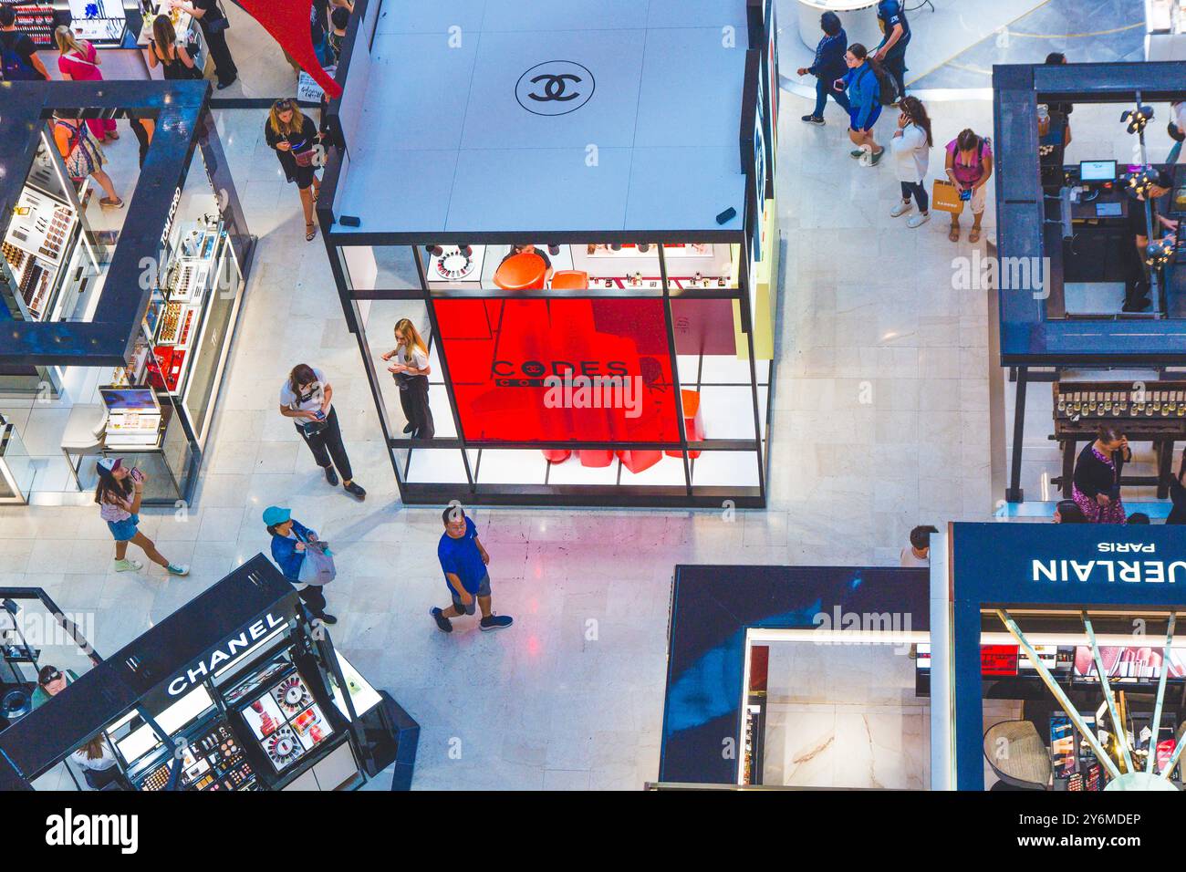 Francia, Parigi, le Galeries Lafayette, Boulevard Haussmann,. Negozi di profumi al piano terra. Foto Stock