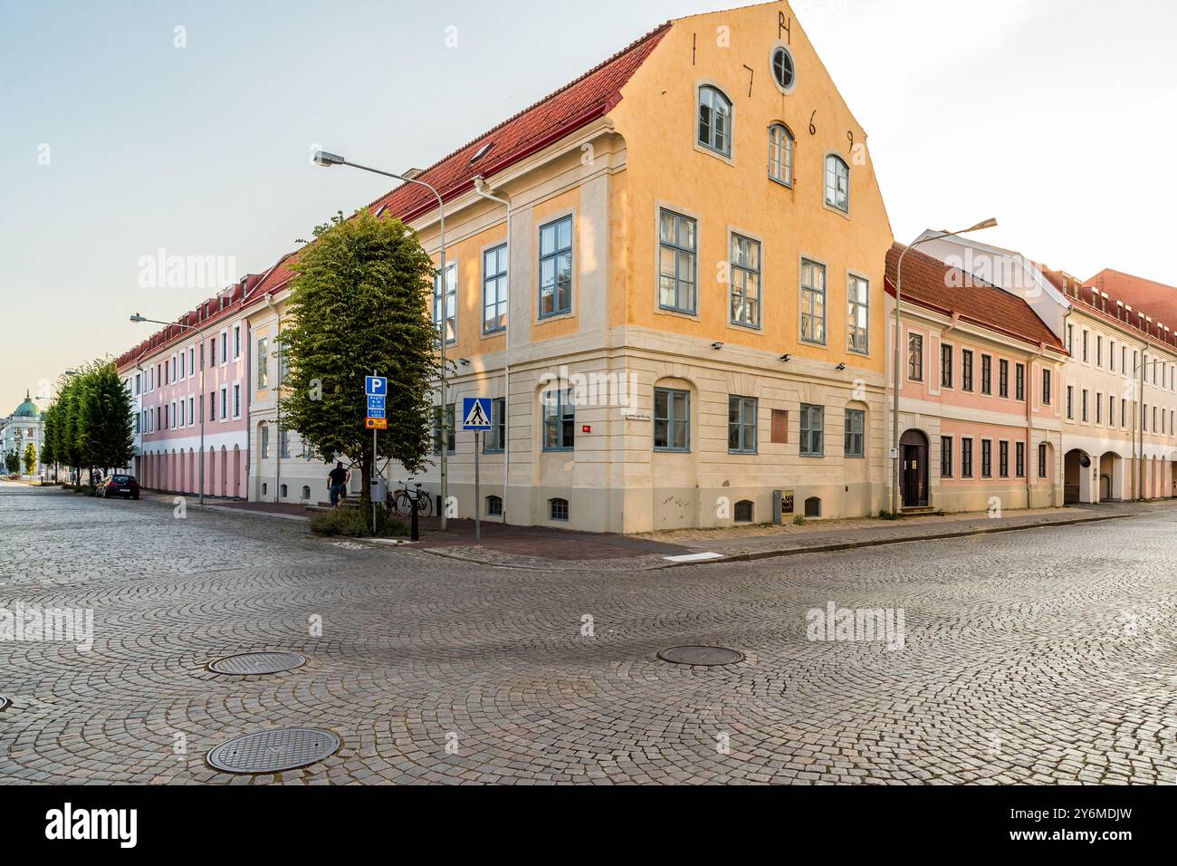 Haijska Huset nel centro di Landskrona ha funzionato come scuola per ragazze dal 1871 al 1915, dove la trentenne Selma Lagerlöf ha lavorato e vissuto come insegnante. Qui ha scritto i primi capitoli del suo romanzo d’esordio "Gösta Berling", oggi uno dei libri più letti della Svezia. La sua opera più conosciuta, "Le meravigliose avventure di Nils", è seguita nel 1907. Nel 1909 è diventata la prima donna a vincere il premio Nobel per la letteratura, e nel 1914 la prima donna eletta all’Accademia svedese. Il frontone dell’edificio porta la data più antica "1769", che si riferisce alla sua costruzione originale ben prima del suo periodo come scuola. Cita Foto Stock