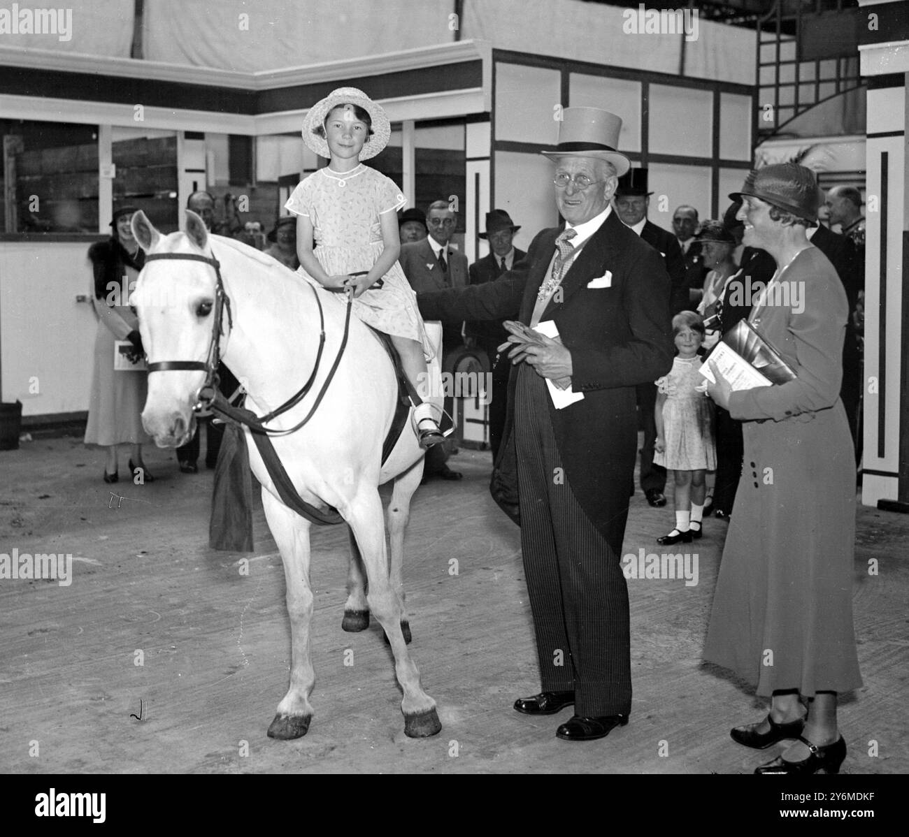 Esposizione internazionale di cavalli ad Olympia. Miss Jane Alexaner, Grand Daughter of the Lord Major of London (Sir Charles Collett) qui vista gode di un giro su "IT bit", vincitrice di oltre 100 premi in vari spettacoli. 20 giugno 1934 Foto Stock