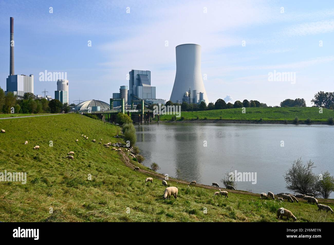 Centrale elettrica di Duisburg Walsum, Renania settentrionale-Vestfalia, Germania; caldaia e torre di raffreddamento con uso combinato come camino Foto Stock