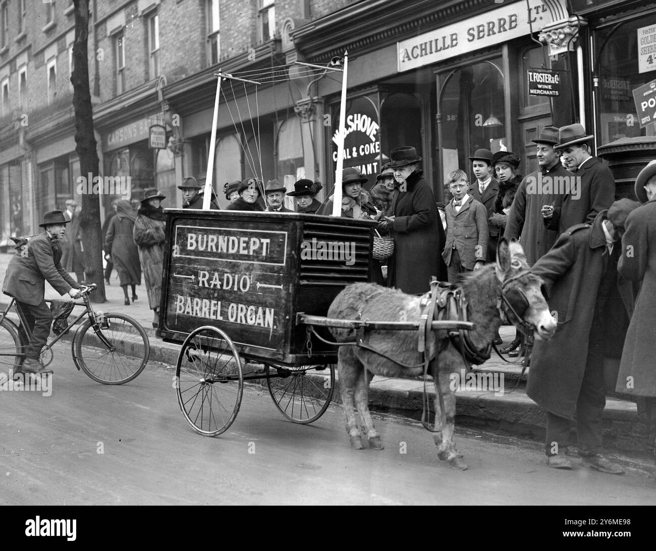 L'organo radio - organi cilindrici possono presto scomparire se questo organo radio, dotato di un altoparlante e trainato da un asino, si rivela popolare. 15 marzo 1923 Foto Stock