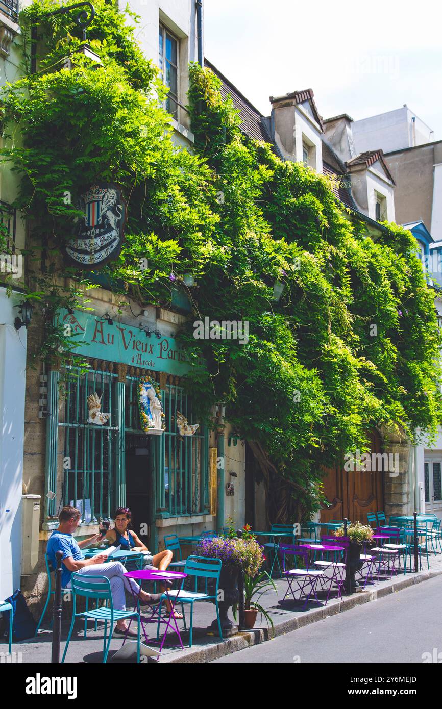 Francia, Paris4th arrondissement, facciata verde Au Vieux Paris d'Arcole Foto Stock