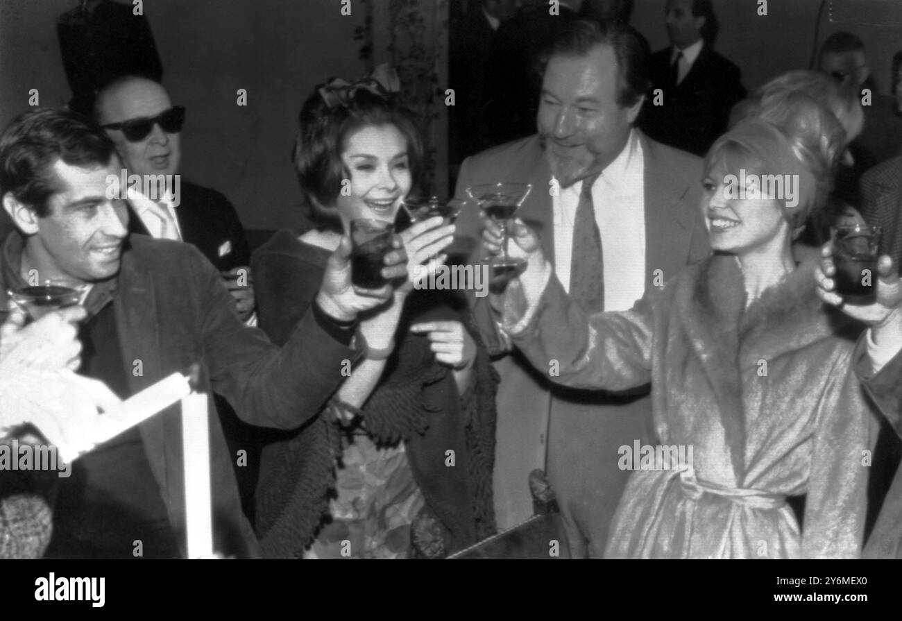 Quattro stelle Roger Vadim, Macha Maril, James Robertson Justice e Brigitte Bardot brindano all'inizio delle riprese per il loro nuovo film The Warriors Repose Firenze Italia 6 aprile 1962 Foto Stock