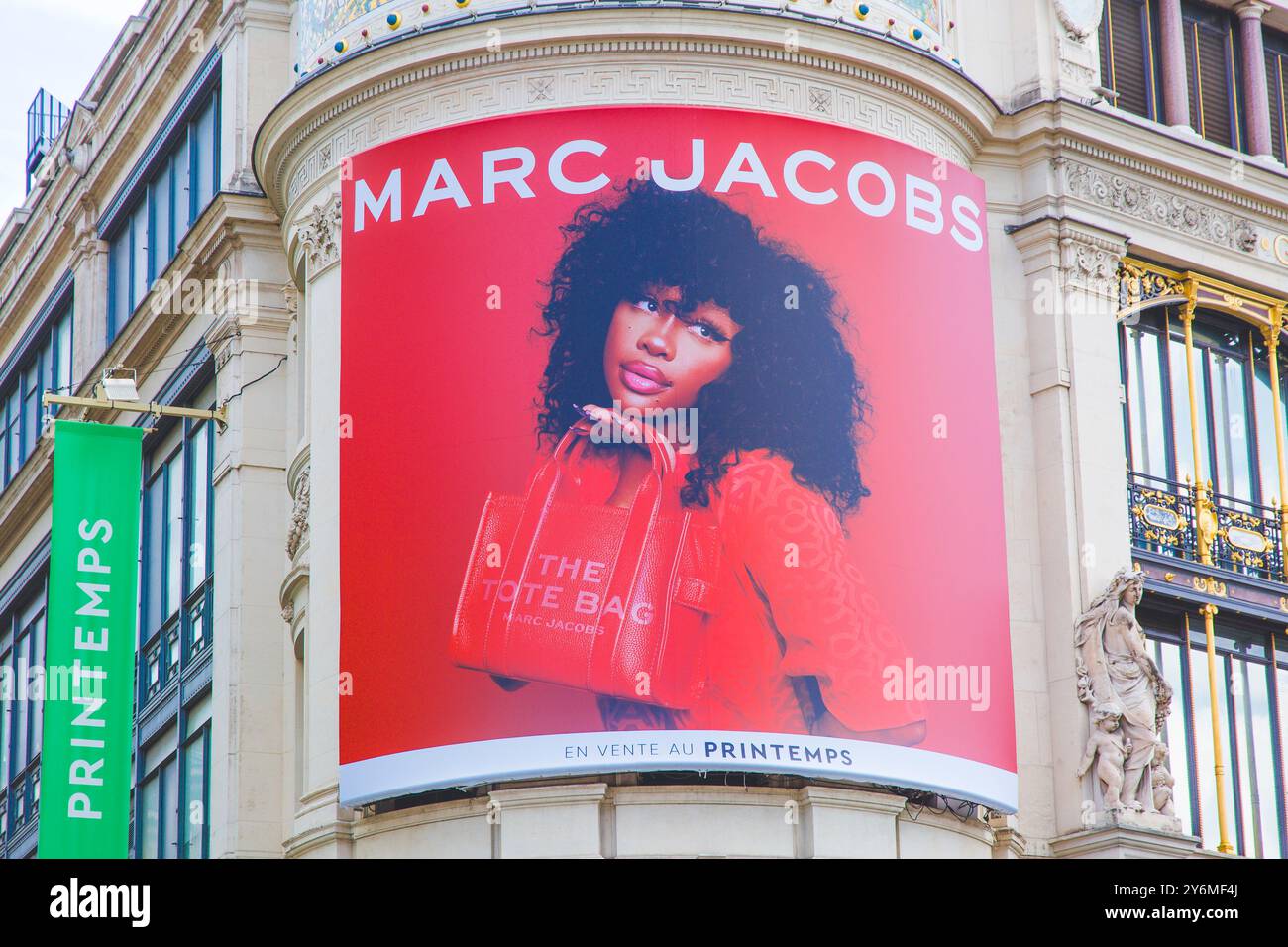 Francia, Parigi, Marc Jacobs pubblicità sulla facciata di Printemps Haussmann Foto Stock