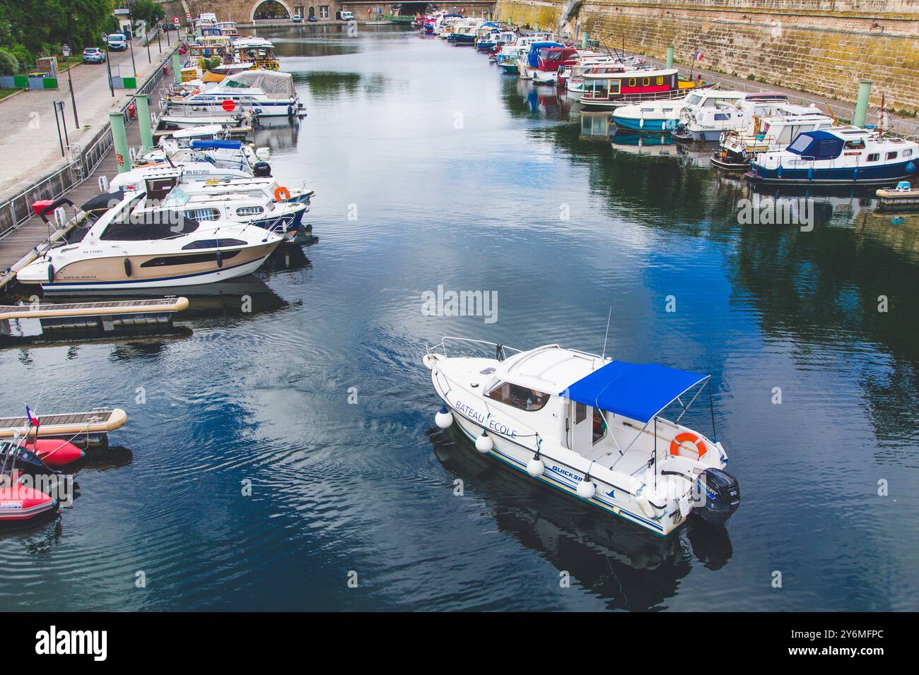 Francia, Parigi. Bassin de la Villette, barca scuola Foto Stock