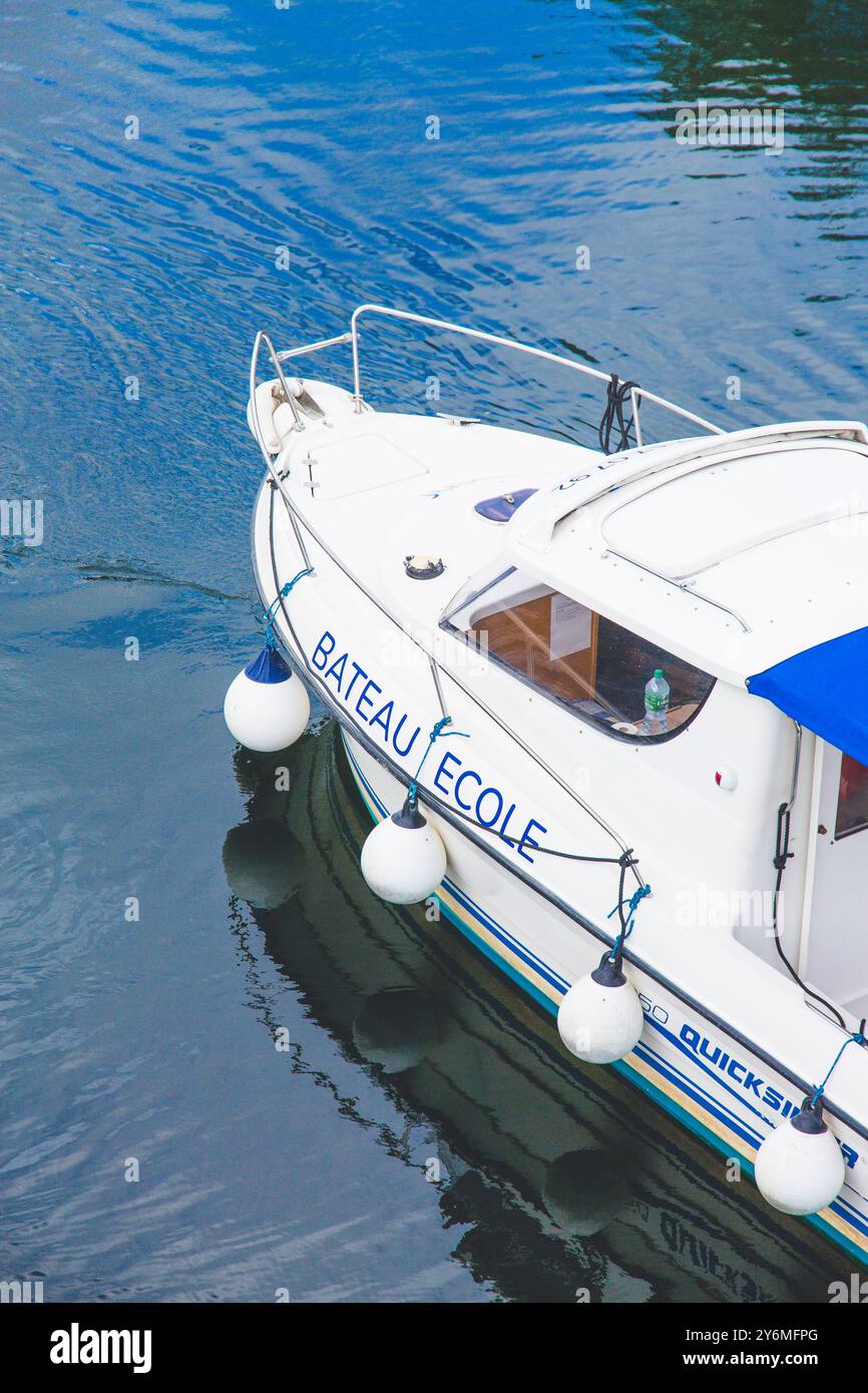 Francia, Parigi. Bassin de la Villette, barca scuola Foto Stock