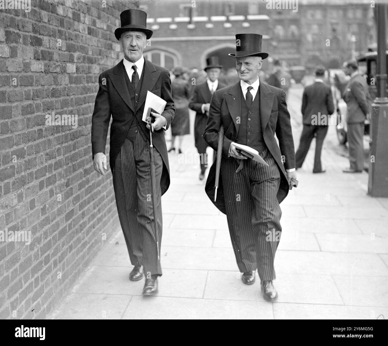 Investitura palazzo di San Giacomo Mr. Alexander Mackenzie, I.S.O. (a sinistra) e Mr. F.W. Gutridge, I.S.O. 7 luglio 1938 Foto Stock