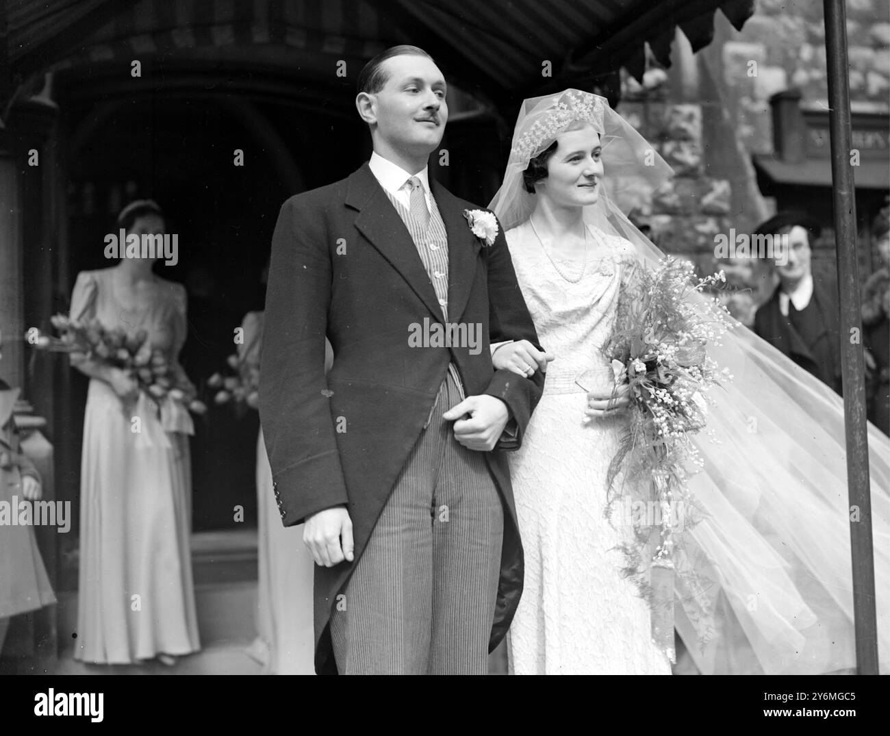 Matrimonio di Peter Crispe Clarke, (reggimenti South Staffordshire) e Miss Elizabeth Warry a saint Peters, Cranley Gardens 21 aprile 1938 Foto Stock