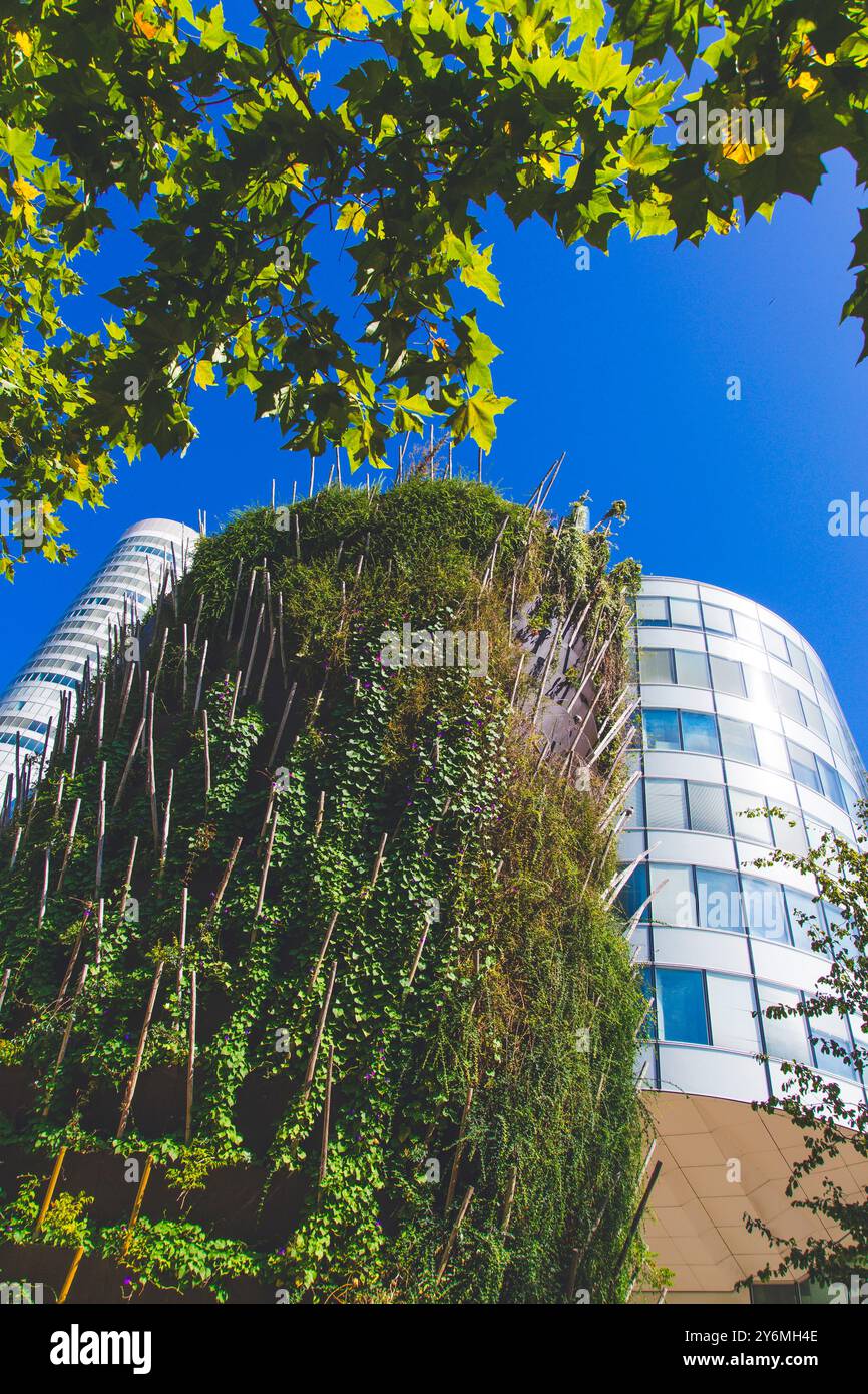 Francia, ile-de-France, Parigi, la Defense, camino di ventilazione artisticamente camuffato da una scultura vegetale Foto Stock