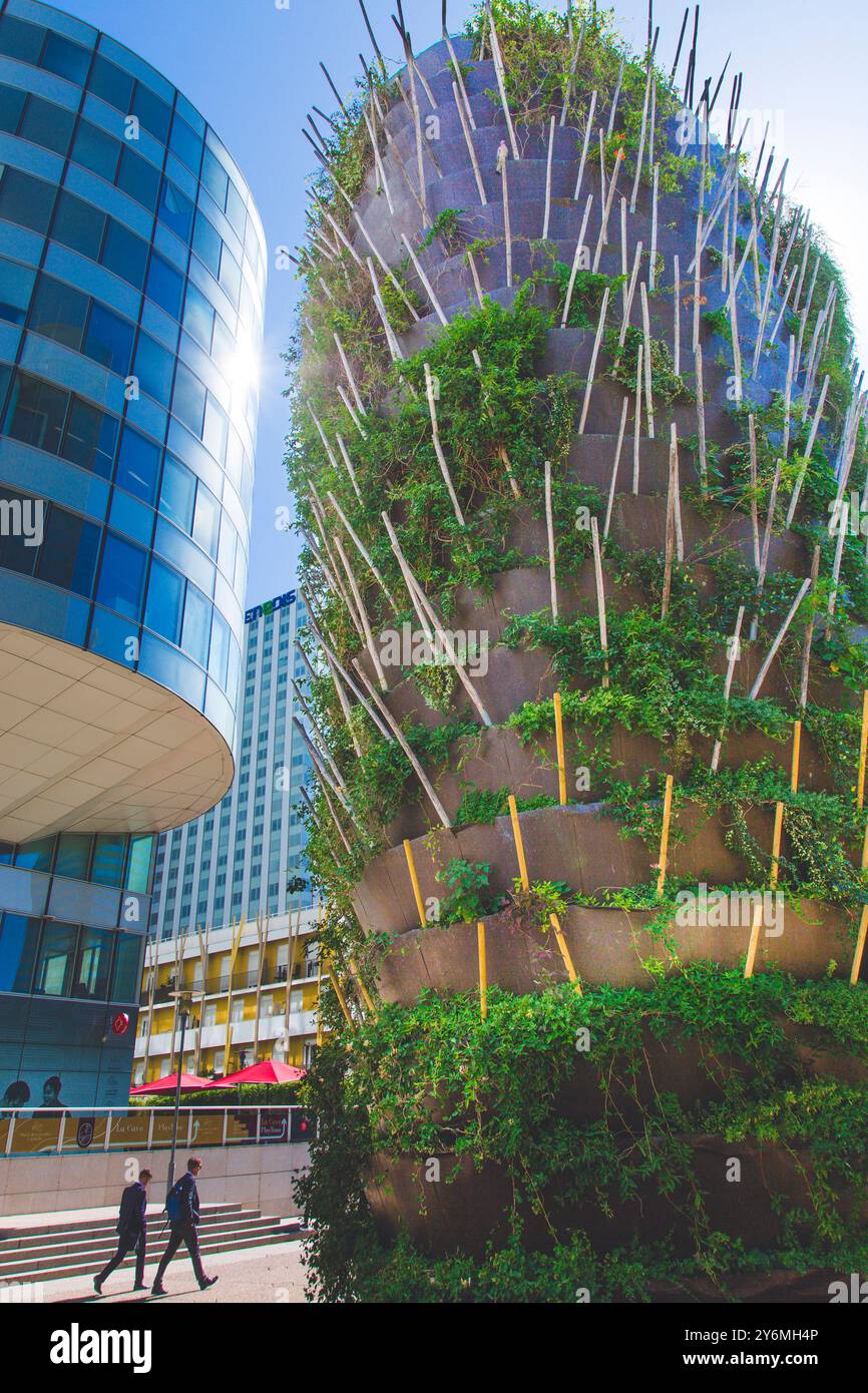 Francia, ile-de-France, Parigi, la Defense, camino di ventilazione artisticamente camuffato da una scultura vegetale Foto Stock