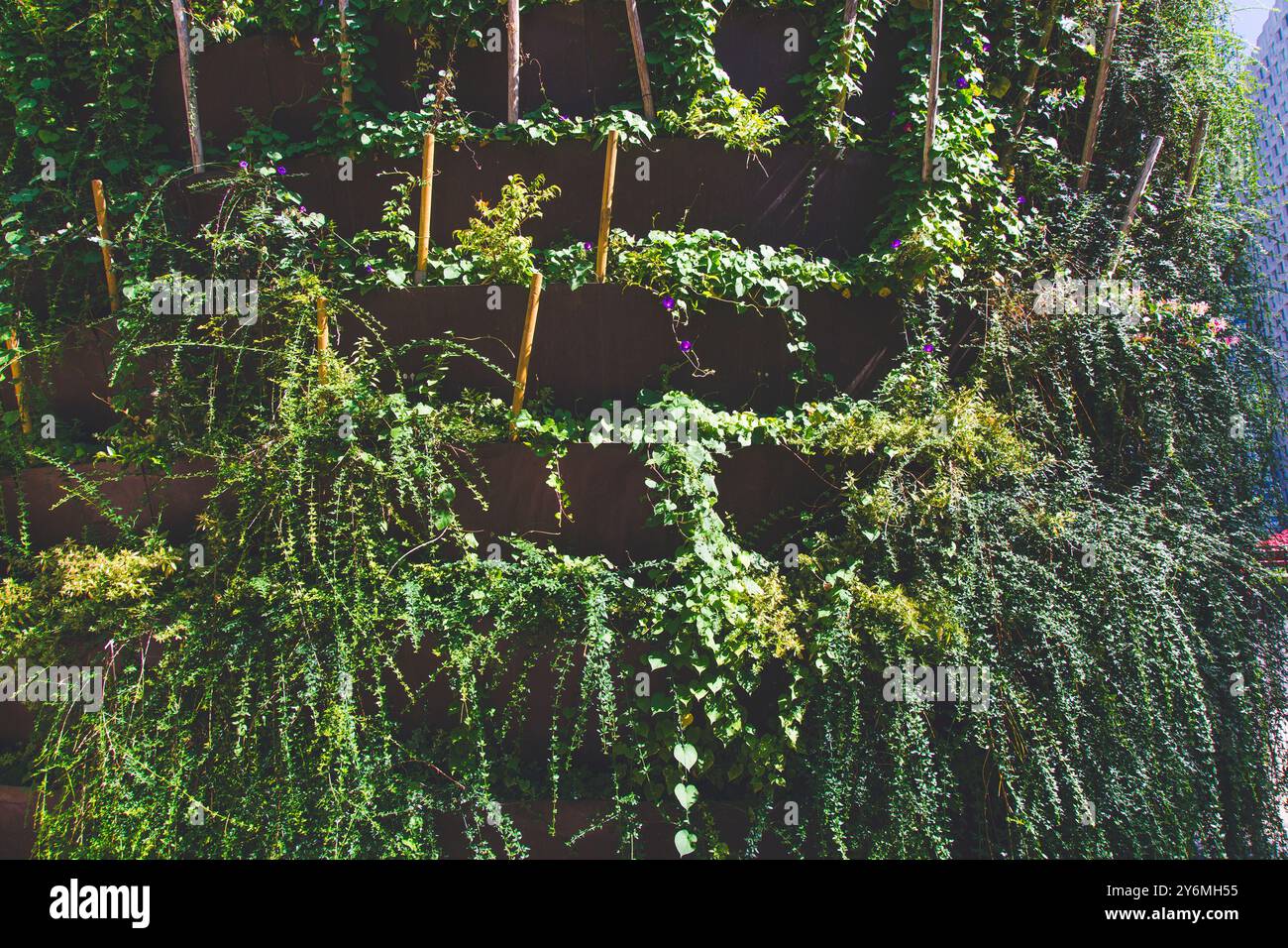 Francia, ile-de-France, Parigi, la Defense, camino di ventilazione artisticamente camuffato da una scultura vegetale Foto Stock
