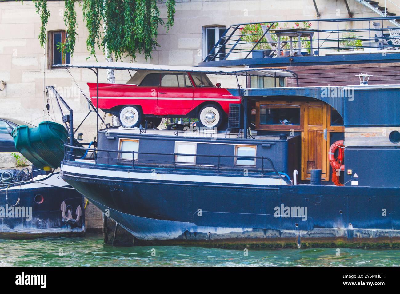 Francia, Ile-de-France, Parigi, trasporti, bella auto rossa su una chiatta Foto Stock