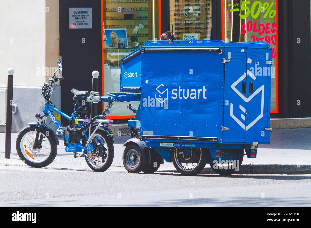 Francia, Ile-de-France, Parigi, trasporto, bicicletta elettrica con rimorchio, consegna Stuart Foto Stock