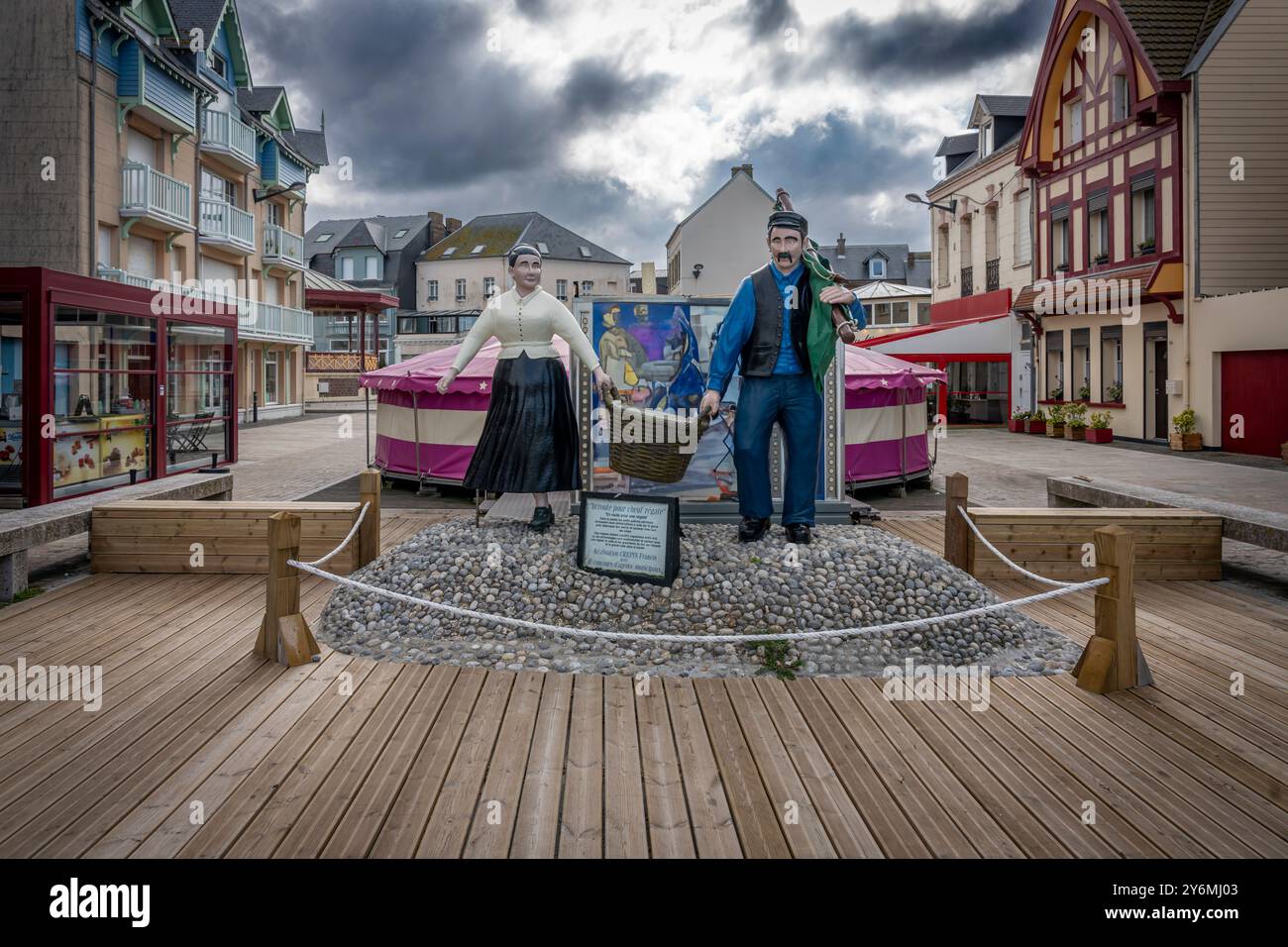 Cayeux-sur-Mer, Francia - 09 17 2024: Veduta di una statua di un uomo e di una donna nella loro migliore tradizione domenicale che parte per una regata Foto Stock