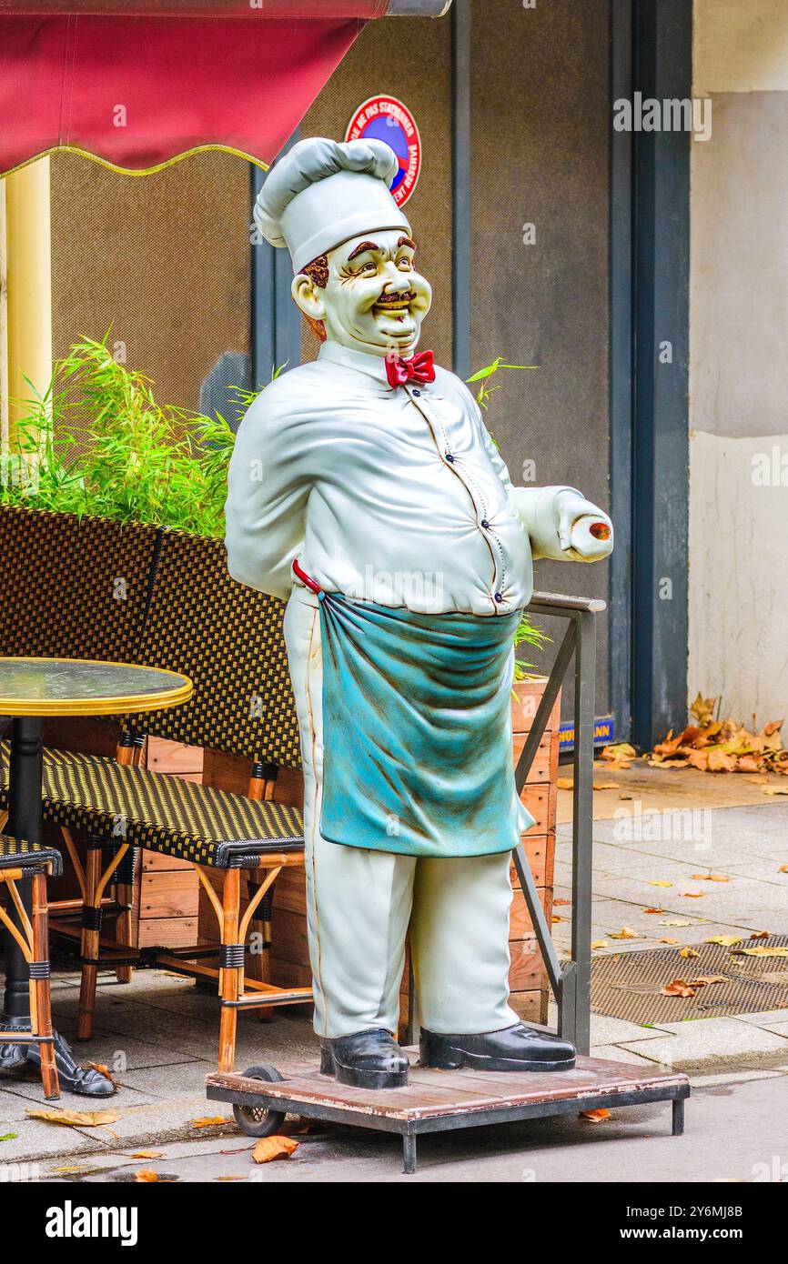 Modello a grandezza naturale dello chef con toque e grembiule all'esterno del ristorante - Tours, Indre-et-Loire (37), Francia. Foto Stock