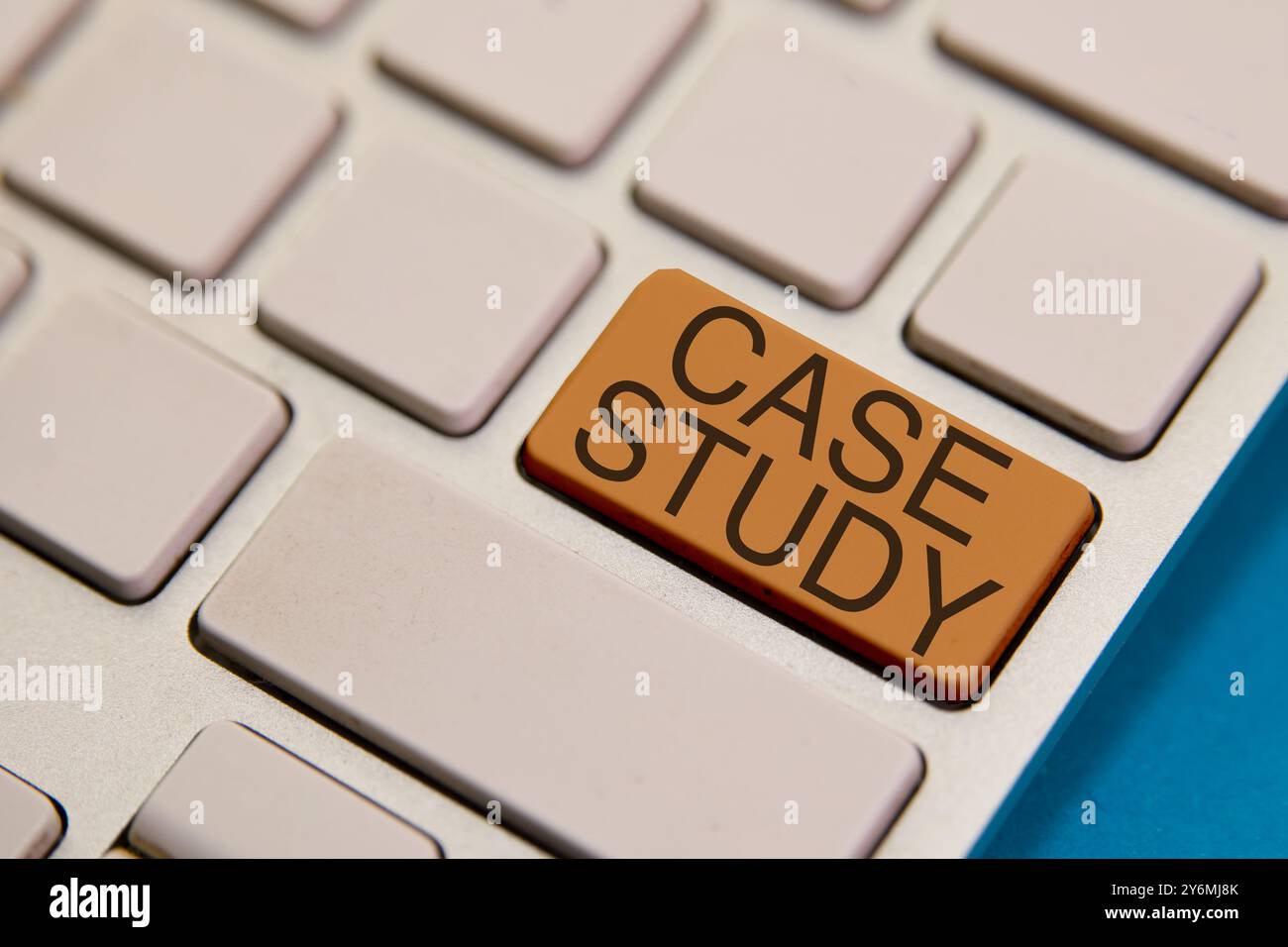 Primo piano di una tastiera con un solo tasto a fuoco, che ti invita a esplorare la potenza degli esempi del mondo reale. Approfondisci il "case study" Foto Stock