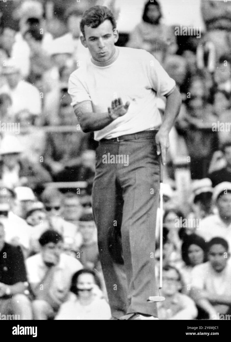 Jacksonville, Florida: Il golfista inglese Tony Jacklin tiene la mano per trattenere il suo ultimo putt sul 18° green del Jacksonville Open Golf Tournament di £41.600 qui ieri. La putt leggermente corta richiede Jacklin di fare un'altra battuta alla pari sul buco. Jacklin ha vinto il torneo con un 15 sotto par per i quattro round. 1 aprile 1968 Foto Stock