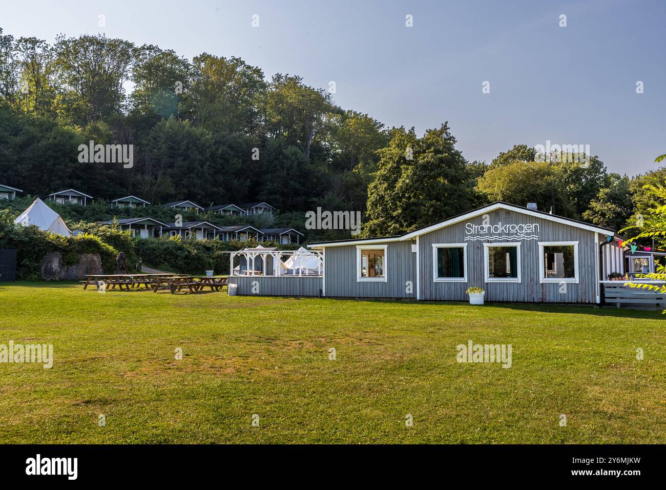 Il campeggio Strandkrogen sull'isola di Ven offre semplici cabine sul pendio e tavoli da picnic sul prato. Insieme all'hotel Turistgården (Casa di Ven), copre gli alloggi per la notte dell'isola. Hakenstigen, Sankt Ibb, Skåne län, Svezia. Foto Stock