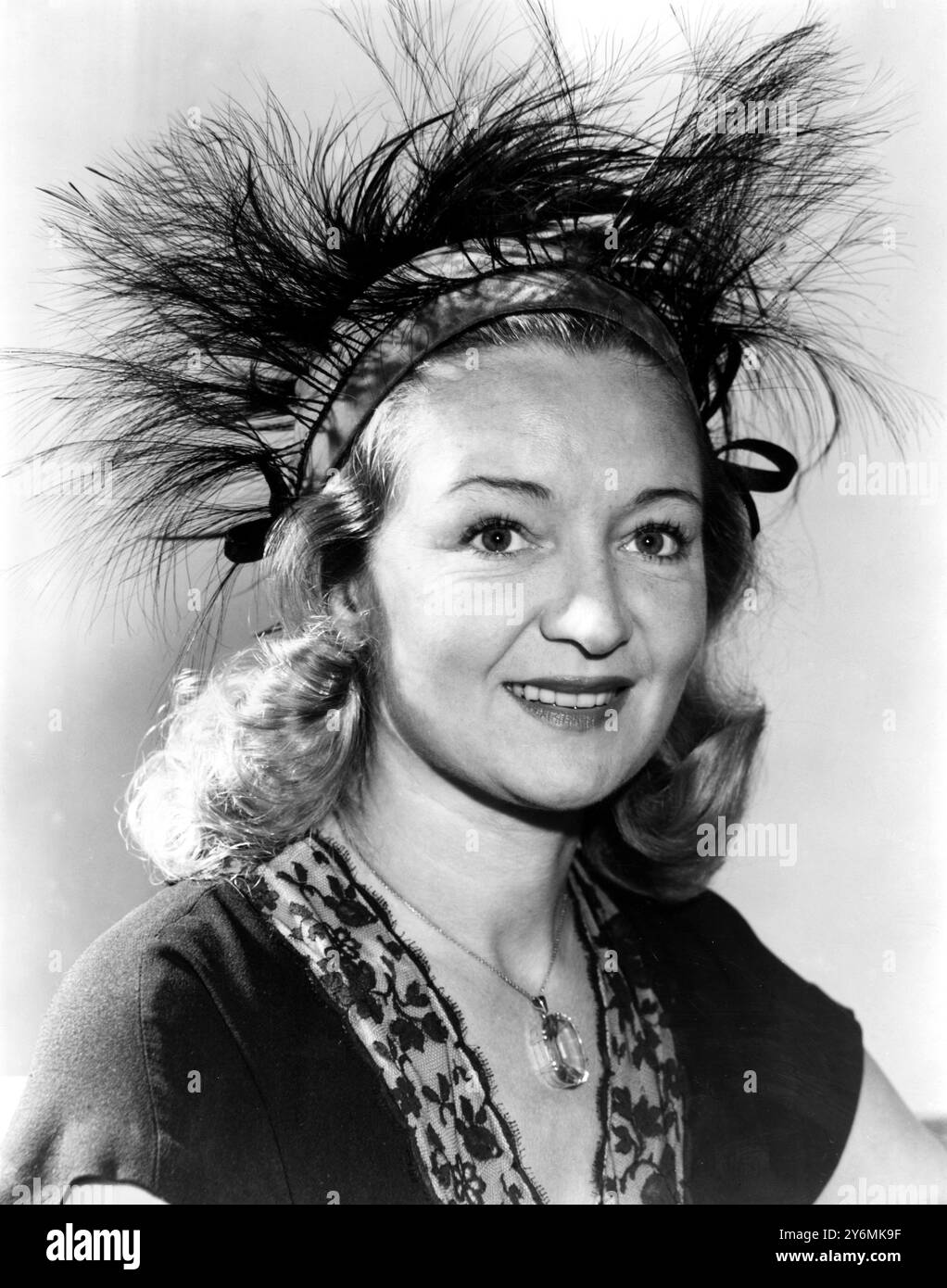 Famosi dipinti rinascono in abiti di cappello. Abiti di cappello ispirati a famosi dipinti dallo spettacolo, danno diritto al Renaissance Party of Millinery della Lady Newborough Ltd, di Old Bond Street. Miss Florence Desmond indossa un cappello esotico chiamato "cocktail per due" durante un bisit all'esibizione. 1948 Foto Stock