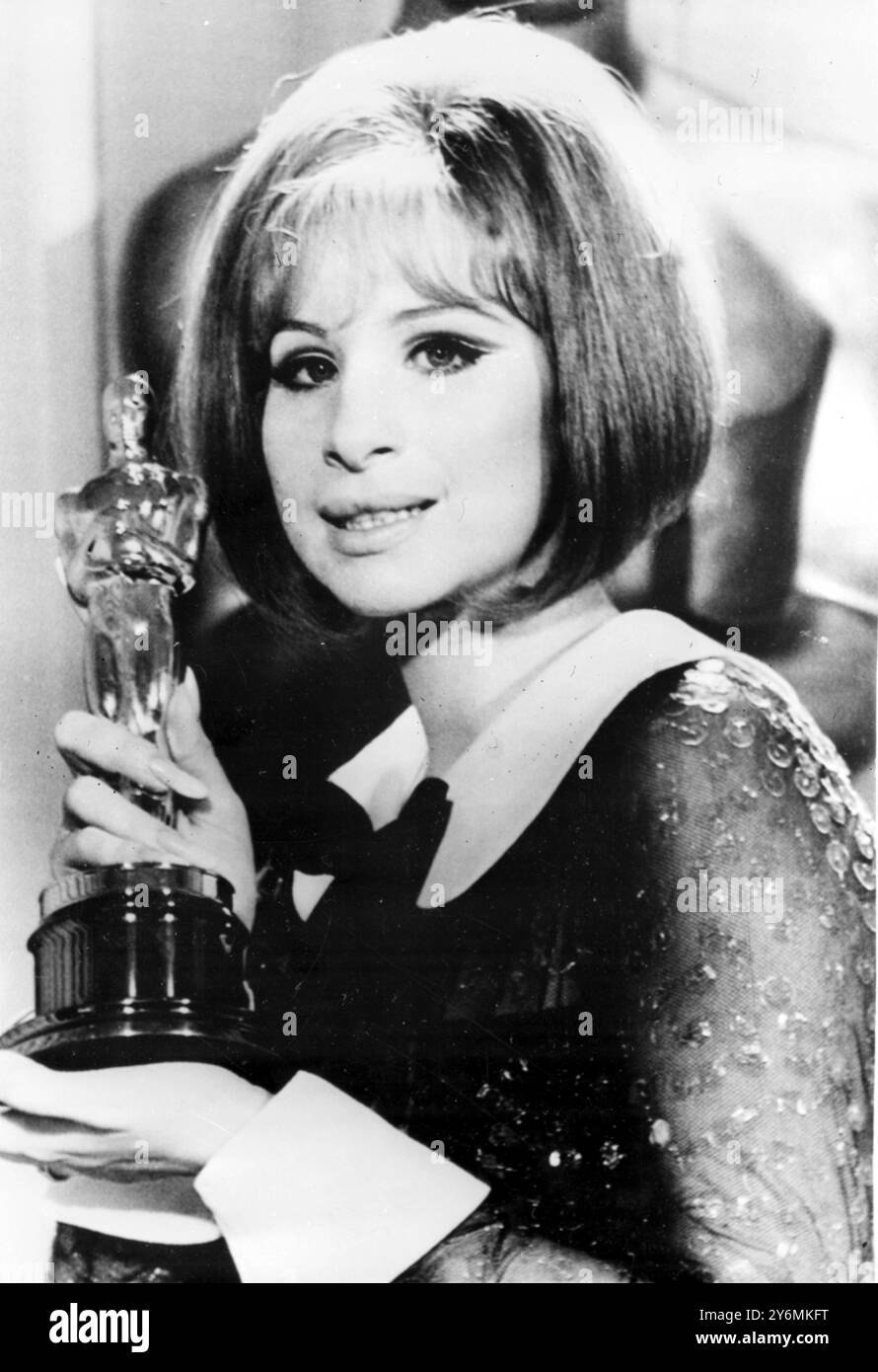 Los Angeles: L'attrice americana Barbra Streisand detiene il suo Oscar dopo che è stata nominata vincitrice congiunta del premio come migliore attrice ai 41esima Academy Awards annuali qui ieri sera. Miss Streisand e Katharine Hepburn hanno fatto la storia dell'Accademia condividendo il premio. La star del canto Miss Streisand ha ottenuto il suo premio per il suo ruolo in Funny Girl, il primo film basato sulla vita della comica Fanny Brice. 15 aprile 1969 Foto Stock