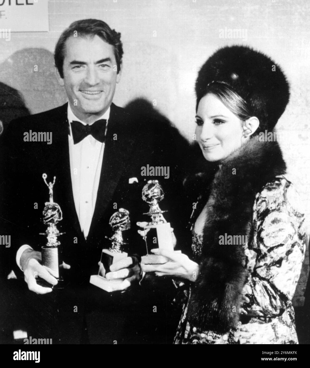 Los Angeles: L'attrice Barbara Streisand e l'attore Gregory Peck esprimono i loro premi al 26° Golden Globe, evento annuale sponsorizzato dalla Hollywood Foreign Press Association presso l'Ambassador Hotel qui il 24 febbraio. Miss Streisand ha vinto il premio come miglior attrice cinematografica musical o commedia per la sua parte in Funny Girl e Peck ha vinto il Cecil B. De mille Award e ha accettato il miglior attore cinematografico musical o commedia premi per la parte di Ron Moody in Oliver. 27 febbraio 1969 Foto Stock