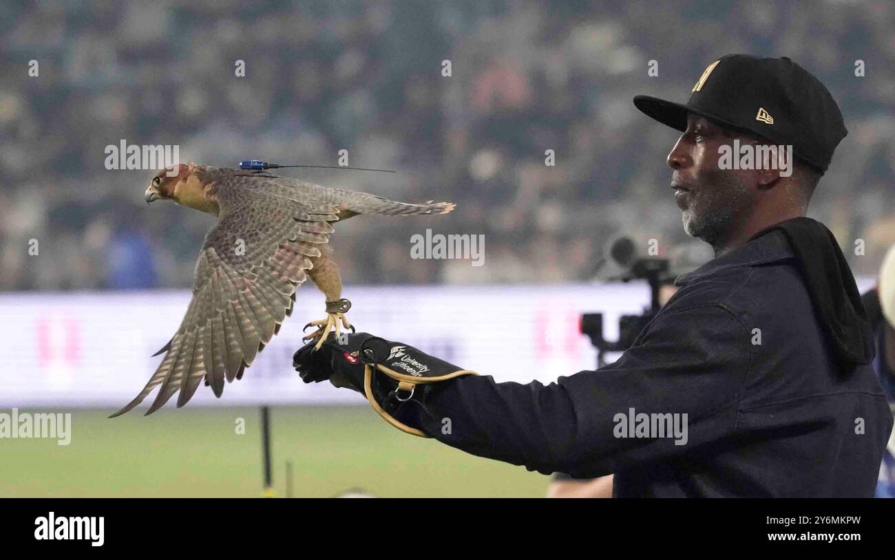 25 settembre 2024: MLS - Major League Soccer - la leggenda della pista olimpica statunitense Michael Johnson con la mascotte del LAFC Olle The Falcon, in campo prima dell'inizio della partita, mentre LAFC sconfigge lo Sporting KC per vincere il Campionato US Open Cup 2024, BMO Stadium, Los Angeles, CA, USA, 25 settembre 2024. La partita è stata pareggiata 1 a 1 alla fine del gioco regolamentare. Il LAFC ha segnato due gol nei tempi supplementari per vincere la partita. Credit Image cr Scott Mitchell/ZUMA Press (Credit Image: © Scott Mitchell/ZUMA Press Wire) SOLO PER USO EDITORIALE! Non per USO commerciale! Foto Stock